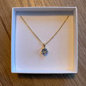 Jättefint helt nytt halsband från Caroline Svedbom i ”guld” med ”diamant”. Kommer inte till användning men sååå fint ❣️.