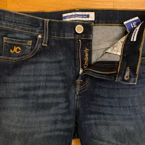 Tja! Säljer ett par feta jeans från de lyxiga märket Jacob Cohen som gör handsydda jeans i en liten by i södra Italien. Storlek 31 skicket är 9.5/10 knappt använda och inga defekter. Säljer för endast 1199. Hör av dig vid frågor.