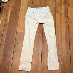 Diesel jeans - Vita straight diesel jeans. Dem är inte så nya men har använts typ en gång. Det finns en liten fläck som du ser på bild 4, men det är inget som tydligt visas. Säljer då den inte kommer till användning. Ny pris är ca 1400kr