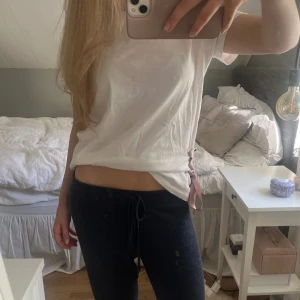 T shirt - Jättenajs t shirt med snörning på sidan💕💕