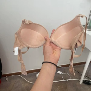 Push up BH - Säljer denna super fina ljus rosa push up BH. Helt ny då jag köpte Bh via nätet i fel storlek. Storlek 75B