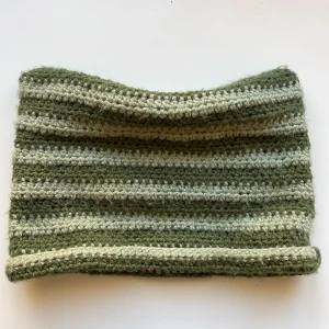 Stickade kattmössa - En stickad katt mössa med gröna ränder❤️