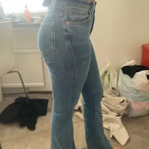 Ett par helt nya boot cut jeans som inte kommer till använingen. Pågrund av storleken 