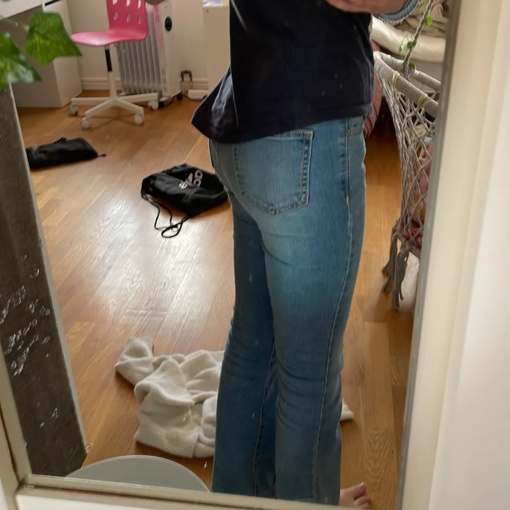 Ett par bra bootcut jeans som är i bra skick. Skulle säga själv att dem är väldigt sköna och sitter bra. Säljer pga att jag inte använder dem så mycket.. Jeans & Byxor.