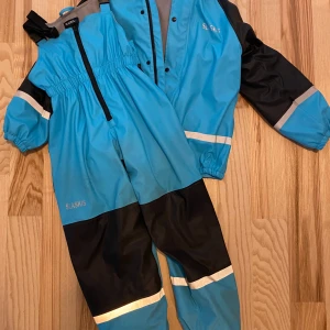 Slaskis fodrat regnställ, strl 140 - Säljes i jättefint skick!!  Katt finns i hemmet (allergivänlig ras). Jag är väldigt mån om mina köpare. Skulle du vara missnöjd med ditt köp så ta gärna kontakt med mig innan dåligt omdöme. Så har jag en chans att rätta till det! 