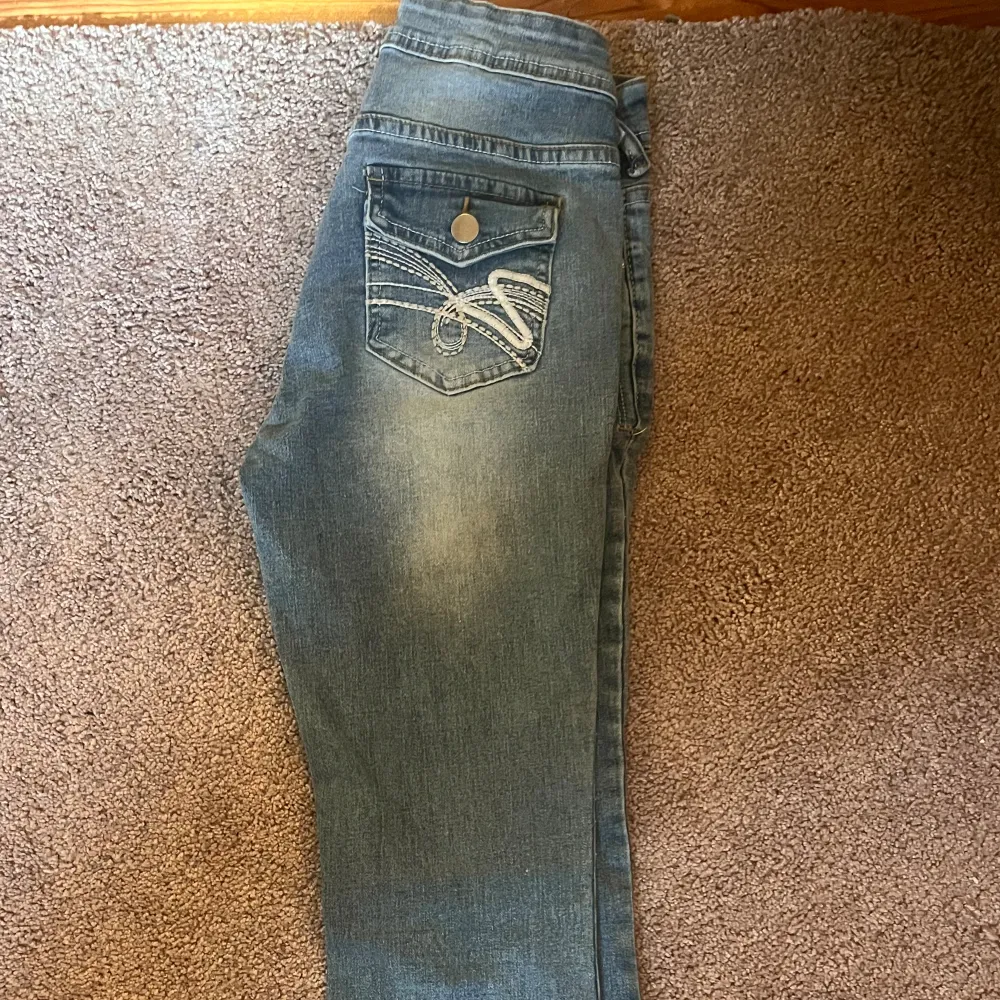 Snygga bootcut jeans som ej passar mig längre, fint skick och väldigt fina. Pris kan diskuteras!!. Jeans & Byxor.