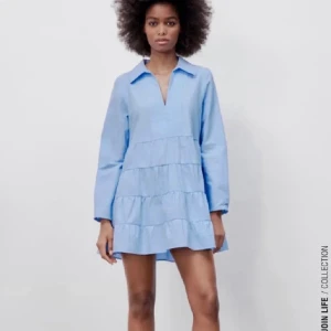 Zara klänning - säljer en Jätte fin klänning från zara då den inte kommer till användning. Den är i jätte fint skick och är bara använ fåtal gånger, skriv om ni är intresserade❤️