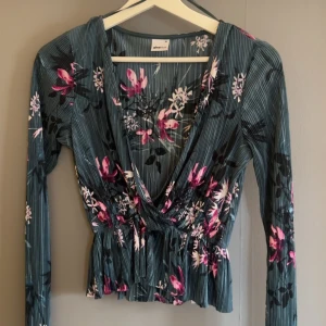 Mönstrad tröja - Superfin V-ringad tröja. Säljer pga den inte kommer till användning. Använd ca 3 gånger🌸