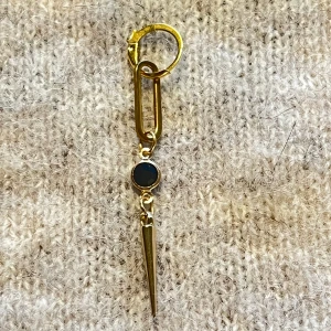 As snyggt örhänge  - Säljer detta as snygga örhänge ❤️  79kr st 129kr par  Frakt 25kr ❤️