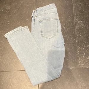 Jeans - Blå jeans från dressman i storlek 29-30. I använt skick men utan defekter. Perfekt till dig som vill klä dig grish. Hör av er vid frågor!