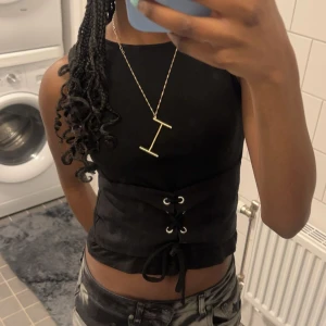 Zara topp - Så så snygg zara topp! Säljs inte längre, passar så bra när man vill ha snygga detaljer🥰