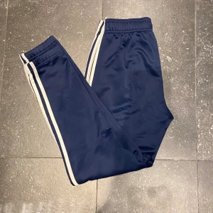Adidasbyxor  - Träningsbyxor från Adidas i storlek L barnstorlek. Använt skick men bra kvalitet. Hör av er vid frågor!