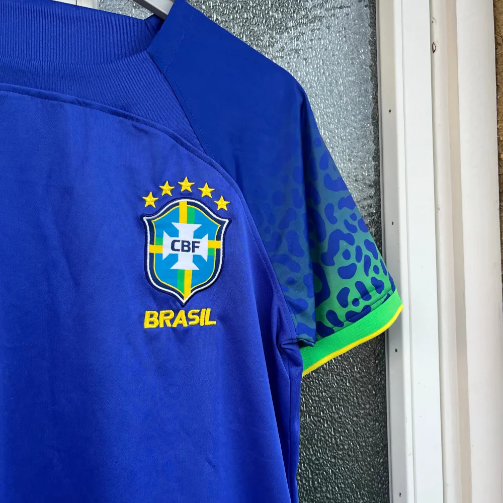 Säljer min helt nya Brasilien bortatröja från säsongen 22/23! Har tags och påsen kvar. Fick den som present i somras. Säljer pga för liten. Perfekt i sommar och vid träning. Kan gå ner lite i pris vid snabb affär!  Kontakta mig vid frågor 💫. T-shirts.