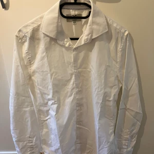Vit skjorta Hampton Republic - Vit finskjorta i bomull, Hampton Republic slim fit strl 37/38 (S). Obetydligt använd. 
