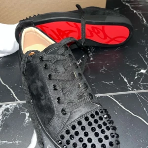 Christian Louboutin skor - Jag samlar på skor, men gillade tyvärr inte dessa Louboutins, vill bli av med dem så snabbt som möjligt. Jag har använt dem två gånger, men inte utomhus. Kvittot finns!