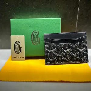 Hej, just nu säljer jag denna snygga 1:1 goyard plånboken. Färgen är Old balck och den har mycket utrymme för både kort och kontanter. Tveka inte på att ställa några frågor eller att be om några bilder och se min profil för andra grymma produkter.