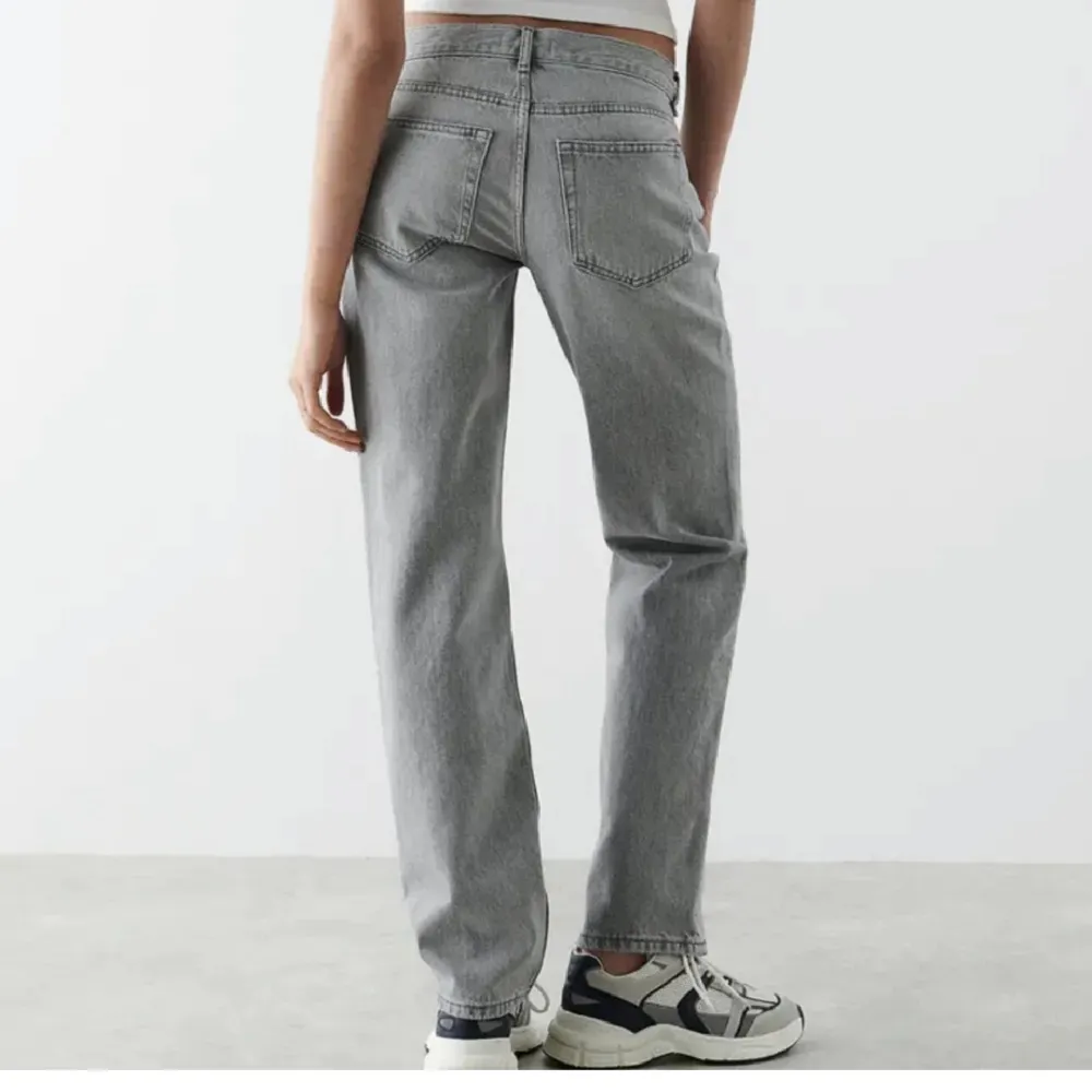 Grå raka midwaist jeans. Har använts ganska mycket men sparsamt så det finns inga defekter. Nypris 500kr säljer för 300kr. Jeans & Byxor.