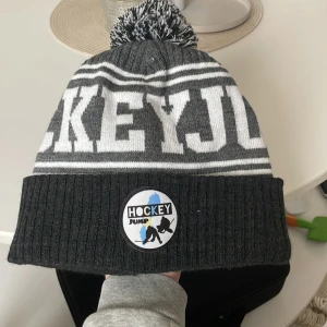 Hockey jump mössa - Typ helt ny hockeyjump mössa, skick 10/10, hör av dig vid frågor