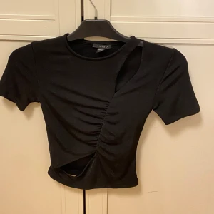 Fest topp - Cool fest topp. Aldrig använd. Är i bra skick🖤.