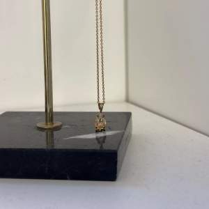 Caroline Svedbom Mini Drop Necklace, guldpläterad i färgen Golden Shadow. Använt men i fint skick. Nypris 795kr