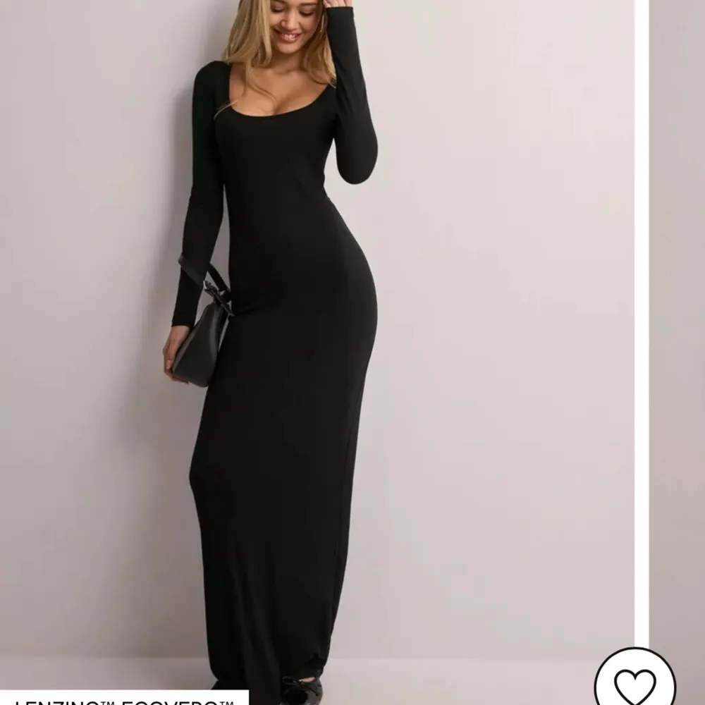 En svart långklänning som är i nyskick, fråga gärna om det är något ni funderar på💞Köp sker via ”köp nu”. Klänningar.