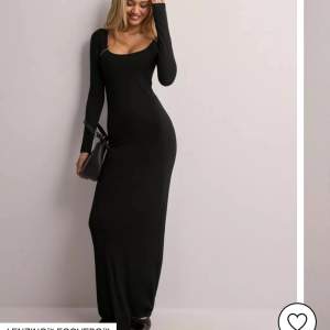 En svart långklänning som är i nyskick, fråga gärna om det är något ni funderar på💞Köp sker via ”köp nu”