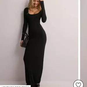 En svart långklänning som är i nyskick, fråga gärna om det är något ni funderar på💞Köp sker via ”köp nu”