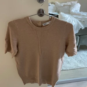 Stickad t-shirt - Köpt från zara.   Fint skick! 