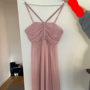 Balklänning - Denna sitter åt runt midjan och bysten, använd fåtal gånger