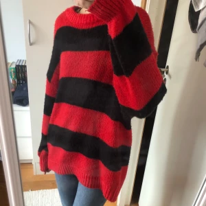 Oversized randig tröja - En röd svart stickad tröja. Den är storlek S och Oversized.