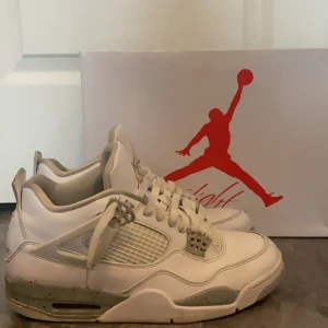 Jordan 4 oreo ny pris 8000 på mercsweden - 	jag säljer mina Jordan 4 oreos för att det var fel storlek när jag fick dom, dom är i fint skick inga skador, 