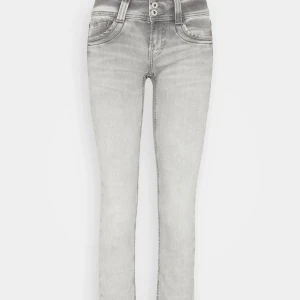 Gråa lågmidjade jeans från pepe jeans - Säljer mina grå lågmidjade jeans från pepe jeans. Helt slutsålda på zalando. Köptes hösten 2023, använda men i fint skick. Modellen heter GEN o  är straight/lågmidjade(Står lågmidjat på zalando men mid waist inuti byxan). Skriv för mer bilder/frågor.