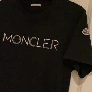 Moncler tshirt - Moncler äkta kvitto finns  Mycket bra skick, aldrig använd  Passar en XS-M  Strl M  Originalpris 3000kr
