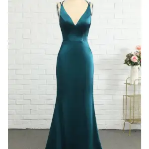 Jättefin blå/grön klänning! Perfekt till bal eller finare tillställning🥰 Köpte för att ha till årets bal, men beställde fel storlek och glömde att lämna tillbaka. Köptes för 1000 kr plus frakt, bara testad därför säljer jag den för 950(kan diskutera)