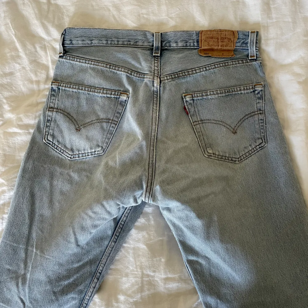 Ljusblå jeans från Levis köpta secondhand på Humana. Bra skick!. Jeans & Byxor.