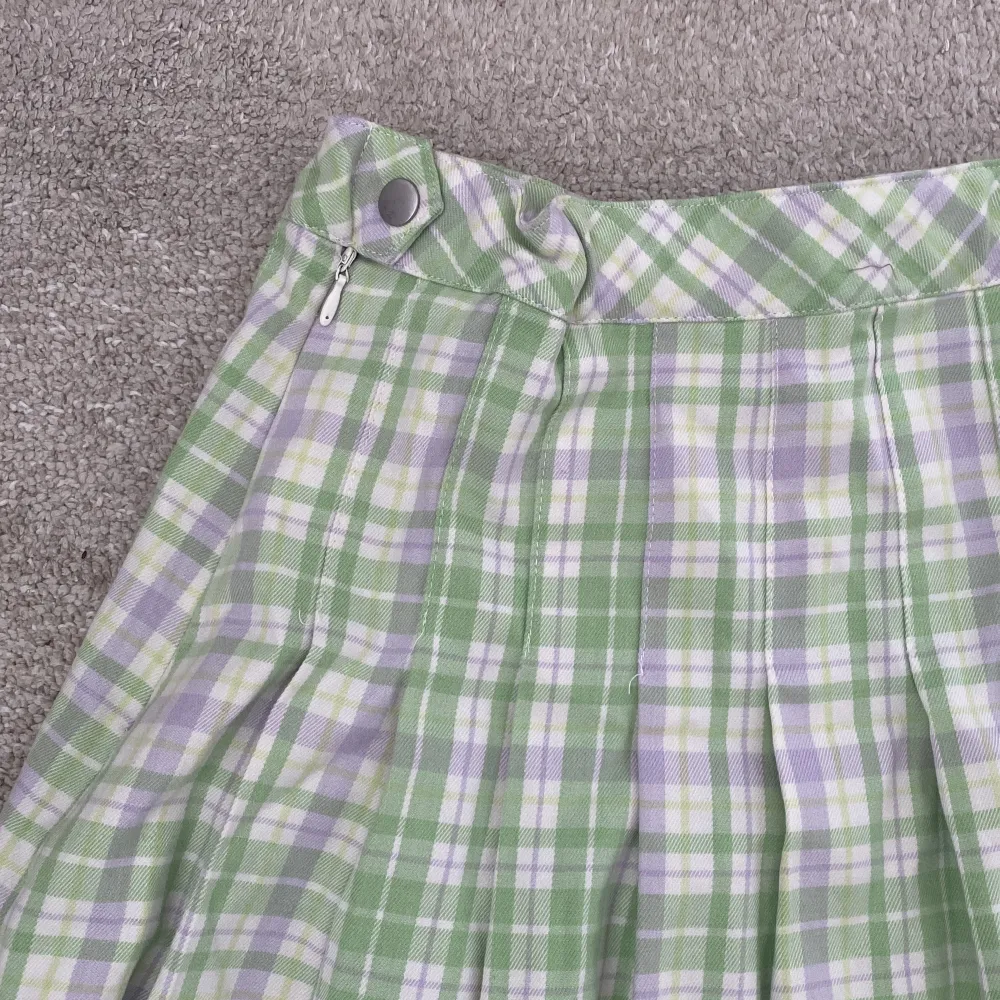 Ljus grön kjol, nyskick och jätte fin till sommaren! ☀️ i storlek 146-152 från Lindex . Kjolar.