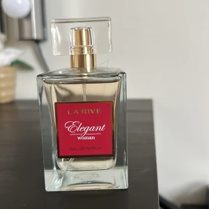 La rive Elegant Woman parfym - Helt oanvänd, endast testad. Köpt för 100kr.