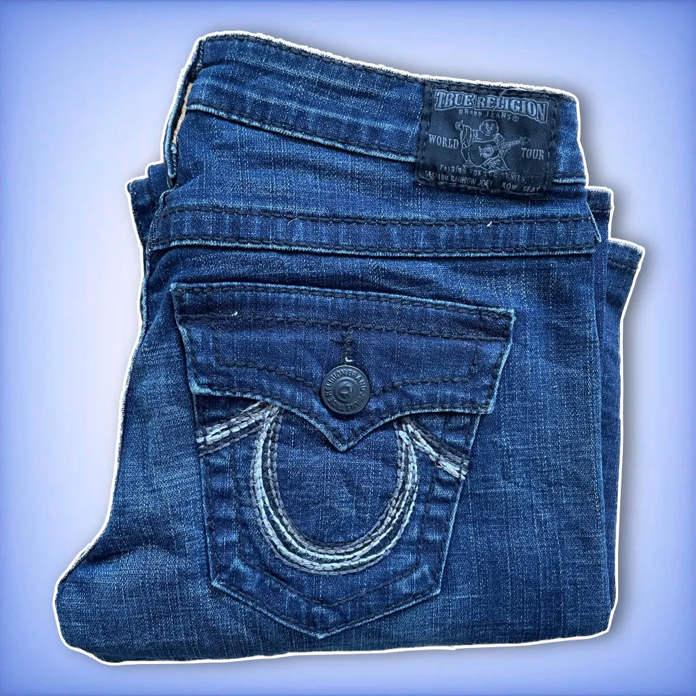 Ett par jätte fina bootcut, lågmidjade True Religion jeans i ett jätte fint skick! Med specilla designade bakfickor! Hör av dig ifall du har frågor!😊. Jeans & Byxor.