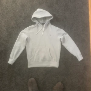 Grå RL Hoodie!😃 - Skön grå hoodie. Sick: 10/10. Storlek: S/M 