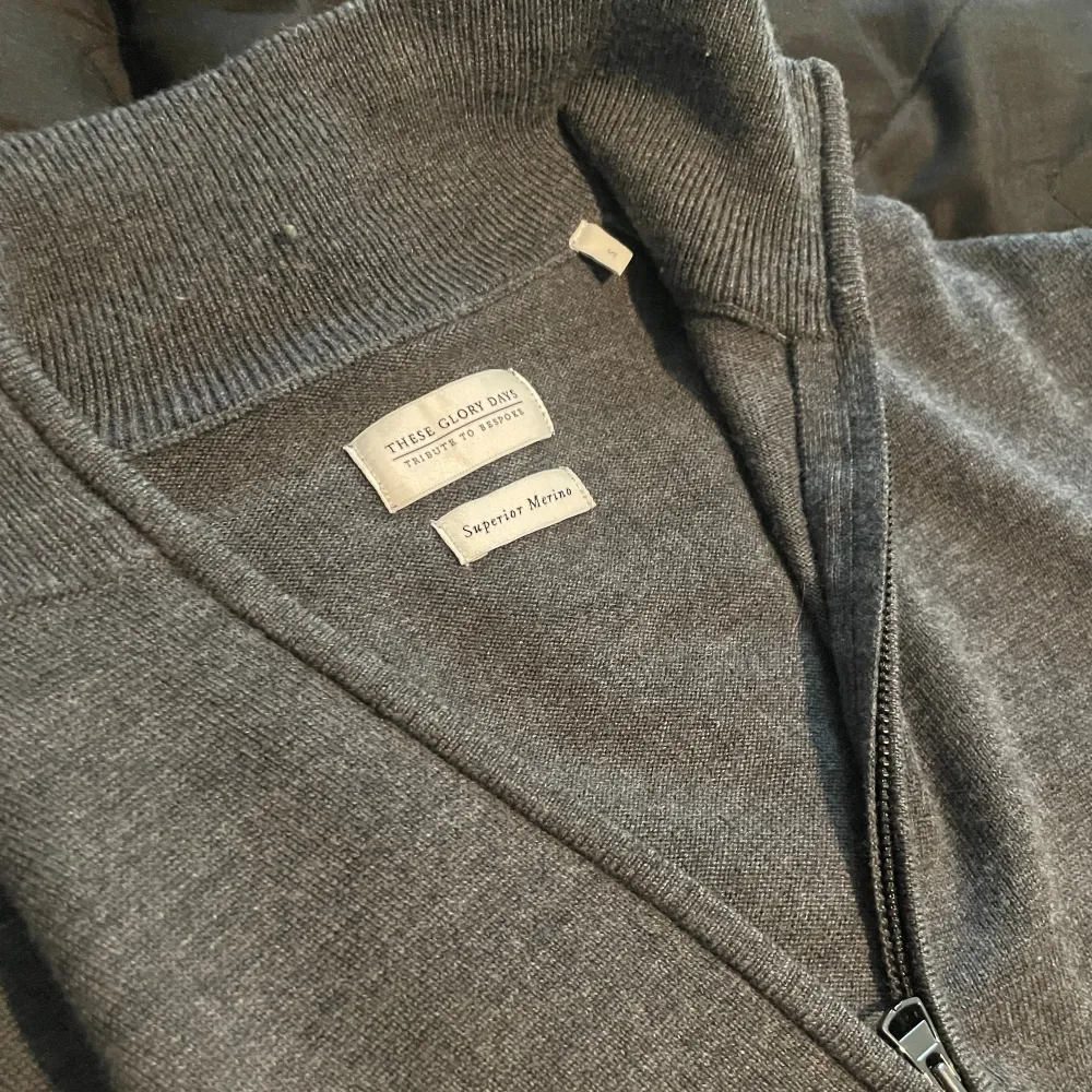 Riktigt skön och snygg superior merino zip hoodie som inte kommit till användning på senaste, skick 9/10. Bara att skriva för fler bilder eller frågor☺️. Tröjor & Koftor.