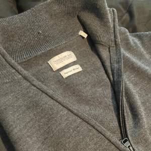 Riktigt skön och snygg superior merino zip hoodie som inte kommit till användning på senaste, skick 9/10. Bara att skriva för fler bilder eller frågor☺️