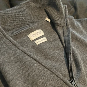 These glory days zip hoddie - Riktigt skön och snygg superior merino zip hoodie som inte kommit till användning på senaste, skick 9/10. Bara att skriva för fler bilder eller frågor☺️