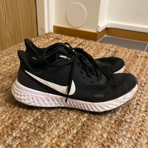 Träningsskor  - Sköna träningskor från Nike, lätta att tvätta av. 