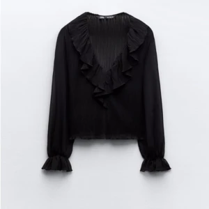 Blus - Jättefin blus från zara. Använd en gång. Tröjan är helt slutsåld på deras hemsida!!