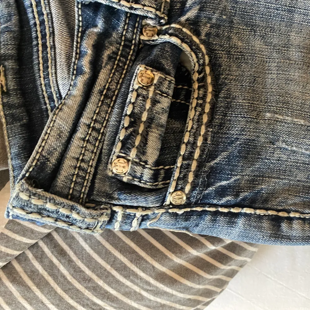 Sååå coola vintage jeans med jättefina detaljer😍 Bra skick förutom på ena fickan där bak där knappen är trasig, se bilden. Stl: W28 L33. Jeans & Byxor.