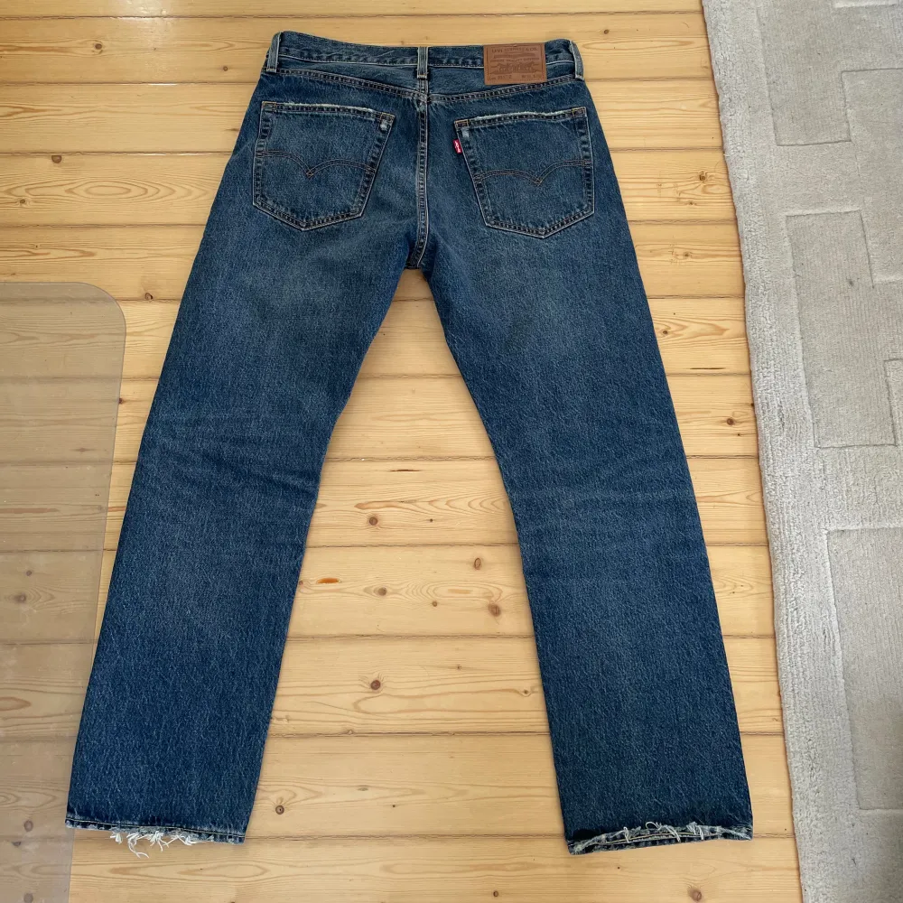 Säljer ett par oanvända Levis 551 Z.    Midja: 32 Längd: 30 Kvitto finns Nypris 1300 kr. Jeans & Byxor.