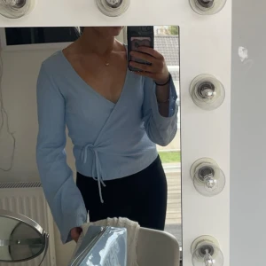 Långärmad omlott-topp - Superfin topp/blus från NA-KD, knappt använd. Väldigt fin passform.