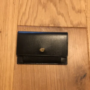 Plånbok från By malene Birger  - Den är helt ny och jättebra skick men andvänder tyvär inte den (Ny pris 800 mitt pris 400) Ställ gärna frågor!! Kan också diskutera pris