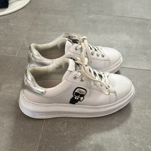 Karl Lagerfeld skor - Ett par supercoola Karl Lagerfeld skor med hög sula, perfekt om man vill se längre ut! Nästan som nyskick då jag endast annvänt de fåtal gånger. Står att det är storlek 38 men passar mig som har 39! Kan tänka mig att gå ner i pris.🥰