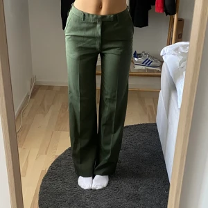 Kostymbyxor  - Säljer dessa gröna kostymbyxor då de inte längre passar mig. Köpta secondhand men som nya. Har ni några frågor är det bara att fråga på, puss puss💋